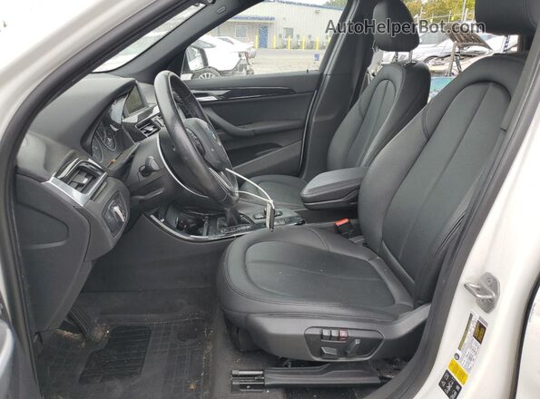 WBXHT3C32GP889552 2016 BMW X1 White Front interior view