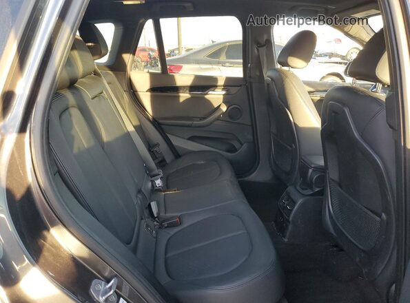WBXHT3C53K5L37287 2019 BMW X1 Серый Вид задней части салона