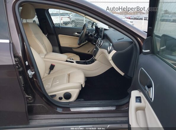 WDCTG4EB4GJ189681 2016 MERCEDES-BENZ GLA 250 Brown Widok wnętrza z przodu