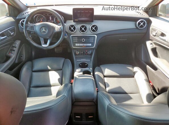 WDCTG4EB4JJ507192 2018 MERCEDES-BENZ GLA Red Widok deski rozdzielczej