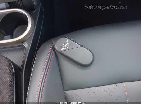 WMW53GD04S2W60773 2025 MINI HARDTOP Красный Вид панели приборов