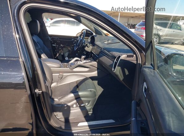 WP1AA2AY3LDA07215 2020 PORSCHE CAYENNE Черный Вид салона спереди