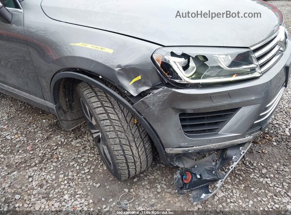WVGRF7BP2HD000767 2017 VOLKSWAGEN TOUAREG Gray Widok z przodu