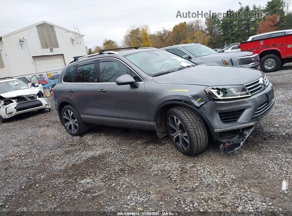 WVGRF7BP2HD000767 2017 VOLKSWAGEN TOUAREG Gray Widok wnętrza z tyłu