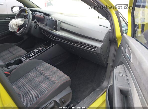 WVW8A7CD4PW168738 2023 VOLKSWAGEN GOLF Желтый Вид салона спереди