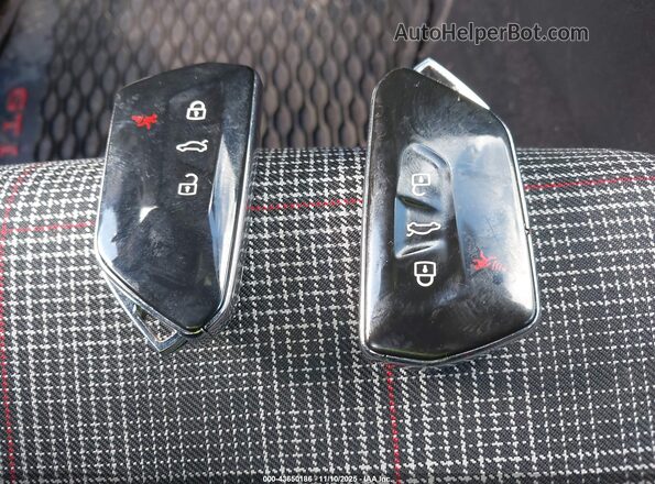 WVW8A7CD8PW190225 2023 VOLKSWAGEN GOLF Красный Вид панели приборов