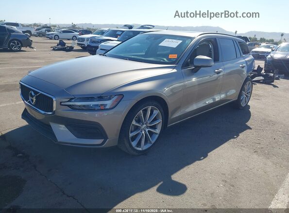 YV1102EK8L2376930 2020 VOLVO V60 Золотой Передняя левая четверть