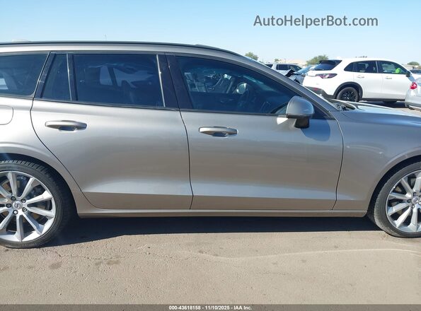 YV1102EK8L2376930 2020 VOLVO V60 Золотой Вид щитка приборов
