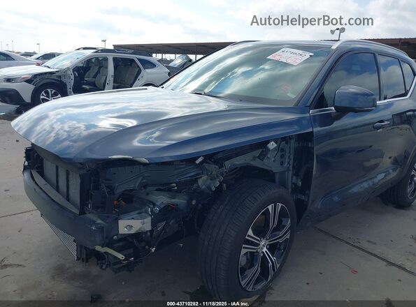 YV4162UL4N2697409 2022 VOLVO XC40 Dark Blue Vista frontal