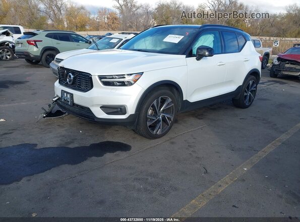 YV4162UMXM2572423 2021 VOLVO XC40 White Przód lewy