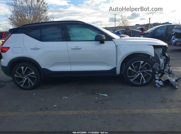 YV4162UMXM2572423 2021 VOLVO XC40 White Widok wnętrza z tyłu