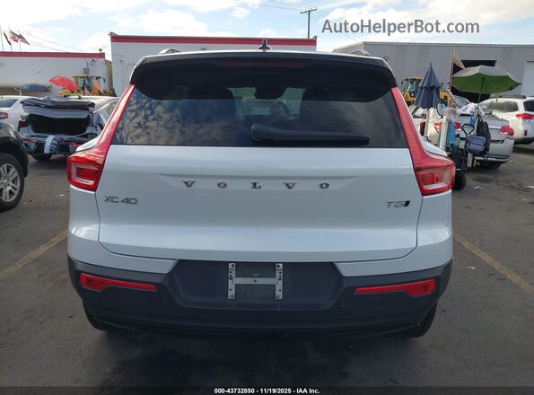 YV4162UMXM2572423 2021 VOLVO XC40 White 