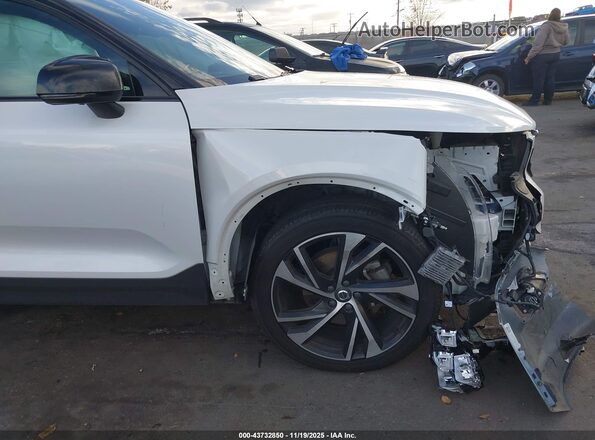 YV4162UMXM2572423 2021 VOLVO XC40 White Widok z przodu