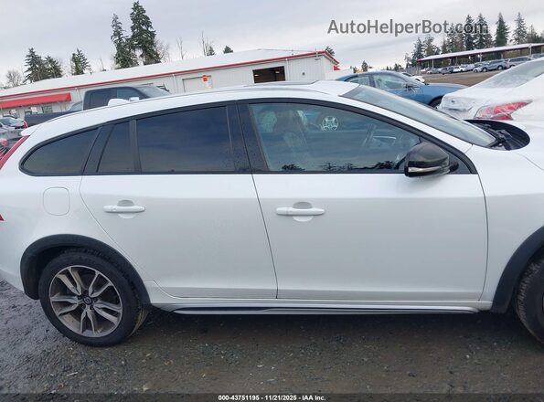 YV4612HK2G1015884 2016 VOLVO V60 CROSS COUNTRY Белый Вид задней части салона