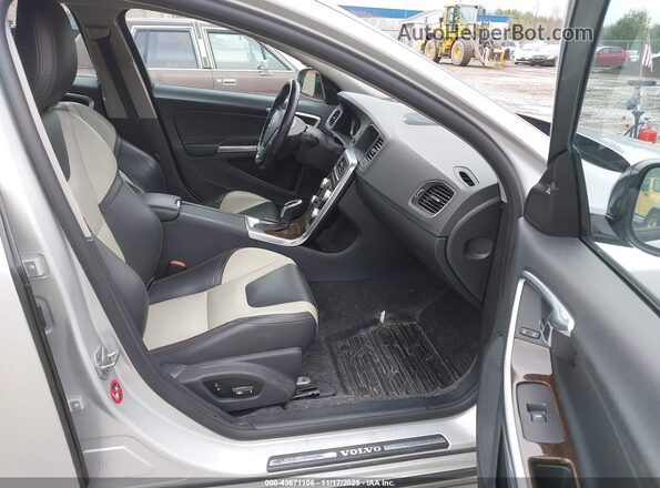 YV4612UM5G2000653 2016 VOLVO S60 CROSS COUNTRY Silver Вид салону спереду