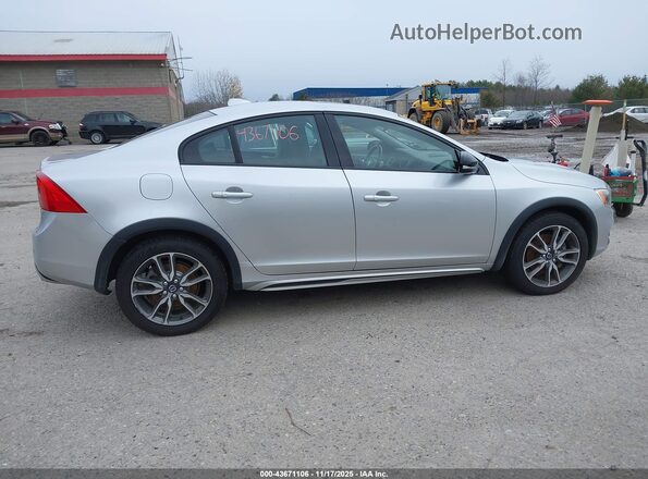 YV4612UM5G2000653 2016 VOLVO S60 CROSS COUNTRY Silver Вид задньої частини салону