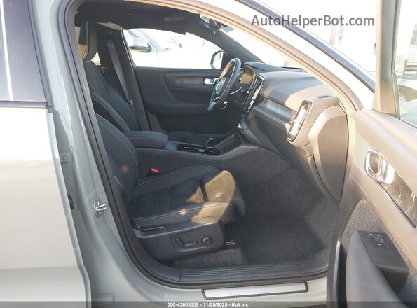 YV4ED3UL9P2108340 2023 VOLVO XC40 RECHARGE PURE ELECTRIC Green Front interior view