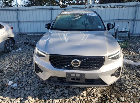 YV4L12UX1P2059406 2023 VOLVO XC40 Серебряный Вид спереди
