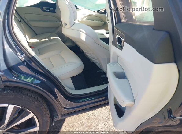 YV4M12RC9S1152800 2025 VOLVO XC60 Blue Widok naklejki z numerem VIN