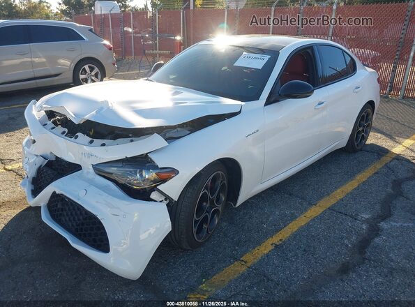 ZARFAMBN0P7668959 2023 ALFA ROMEO GIULIA White წინა მარცხენა ხედი სამი მეოთხედიდან