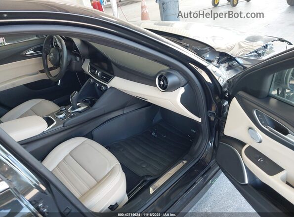 ZARFAMBN6P7673941 2023 ALFA ROMEO GIULIA Черный Вид салона спереди