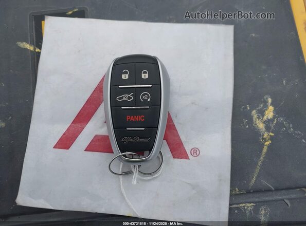 ZASPAKANXM7D18620 2021 ALFA ROMEO STELVIO Red Vista del salpicadero