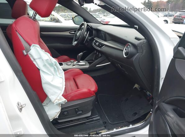 ZASPAKBN7P7D67275 2023 ALFA ROMEO STELVIO White Vista interior delantera