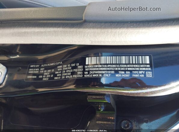 ZASPAKBNXM7D18180 2021 ALFA ROMEO STELVIO Black Widok komory silnika