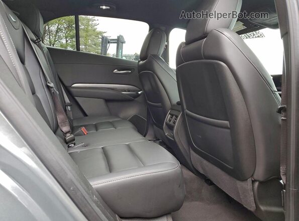 1GYFZCR41RF214779 2024 CADILLAC XT4 Silver Widok wnętrza z tyłu