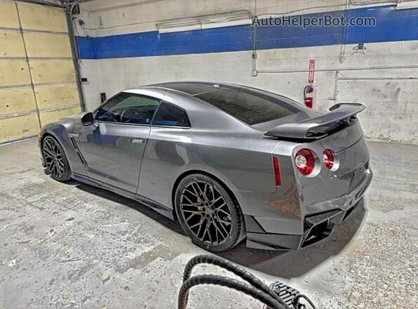 JN1AR5BF9RM220402 2024 NISSAN GT-R Gray Front right