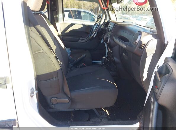 1C4BJWDG5GL286937 2016 JEEP WRANGLER UNLIMITED White Front interior view