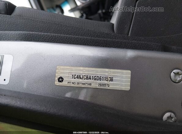 1C4NJCBA1GD611538 2016 JEEP COMPASS Silver Vista del compartimento del motor