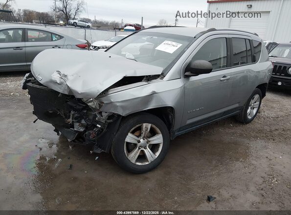 1C4NJCBA1GD611538 2016 JEEP COMPASS Silver Vista tres cuartos delantera izquierda