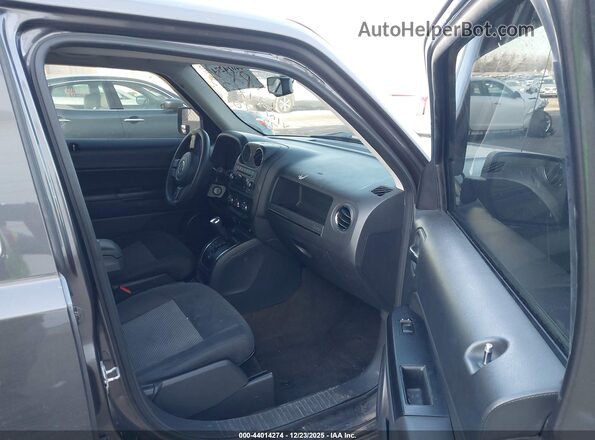1C4NJPBA6GD575370 2016 JEEP PATRIOT Gray Front interior view