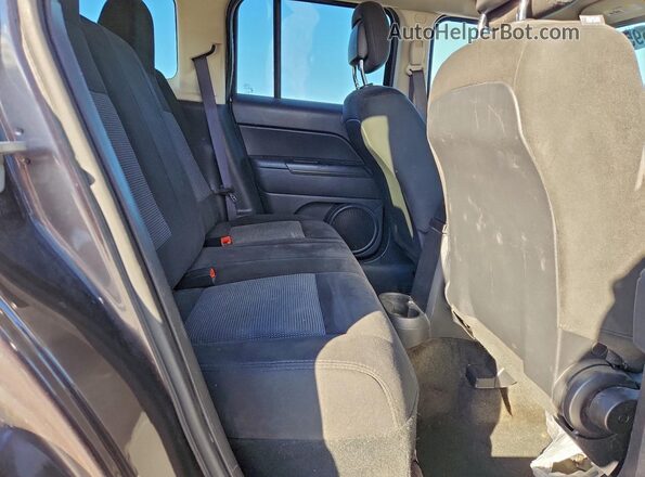 1C4NJRFB8HD159899 2017 JEEP PATRIOT Серый Вид задних сидений