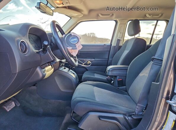 1C4NJRFB8HD159899 2017 JEEP PATRIOT Серый Вид салона спереди