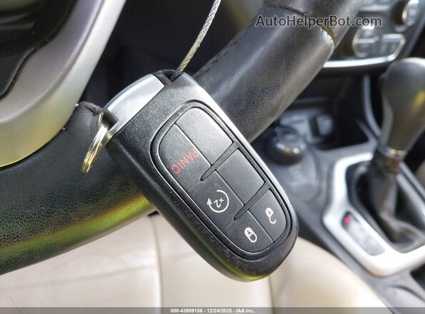 1C4PJMDS3HW545505 2017 JEEP CHEROKEE White Widok deski rozdzielczej