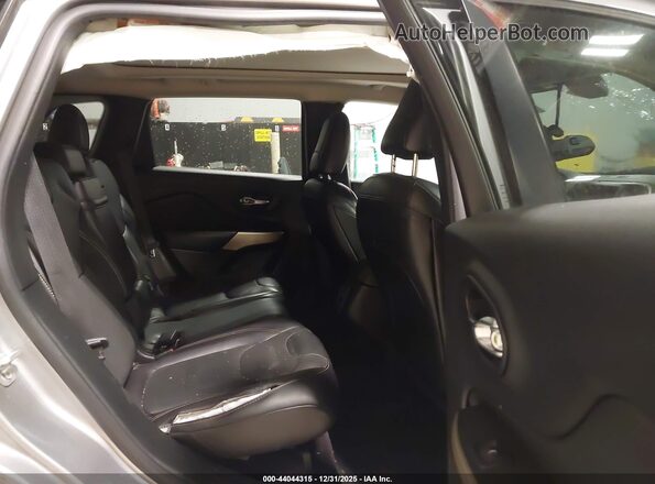 1C4PJMDS8HW620568 2017 JEEP CHEROKEE Серебряный Вид наклейки с VIN-кодом