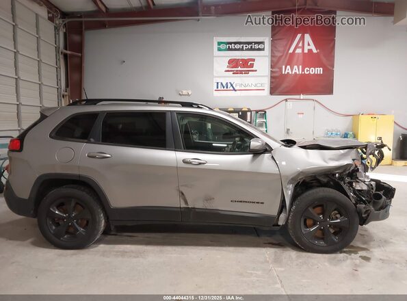 1C4PJMDS8HW620568 2017 JEEP CHEROKEE Серебряный Вид щитка приборов