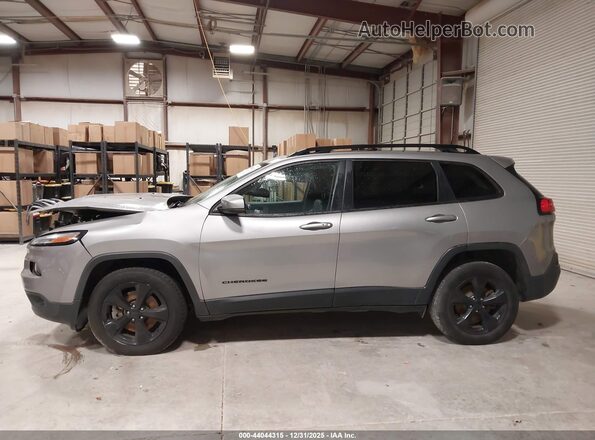 1C4PJMDS8HW620568 2017 JEEP CHEROKEE Серебряный Вид задней части салона