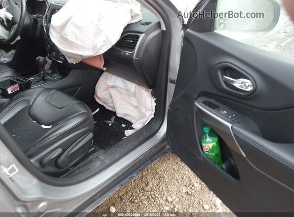 1C4PJMLB1LD560106 2020 JEEP CHEROKEE Серебряный Вид салона спереди