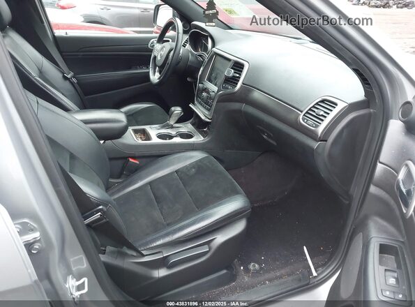 1C4RJFAG9HC714643 2017 JEEP GRAND CHEROKEE Серебряный Вид салона спереди