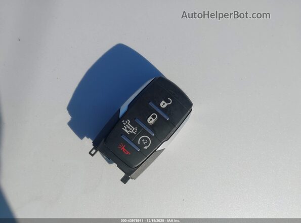 1C6SRFJP8SN752149 2025 RAM 1500 Белый Вид панели приборов