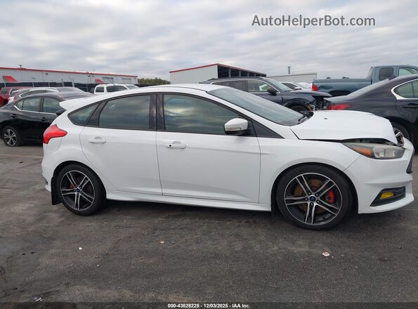 1FADP3L98HL276175 2017 FORD FOCUS ST Белый Вид задней части салона