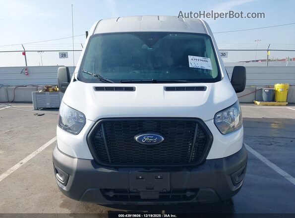 1FBAX2C84RKB30074 2024 FORD PASSENGER White Widok wnętrza z tyłu