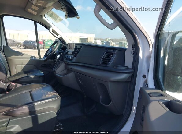 1FBAX2Y89NKA05901 2022 FORD PASSENGER White Vista interior delantera