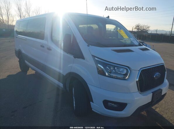 1FBAX2YG4PKA93587 2023 FORD PASSENGER White Widok z przodu