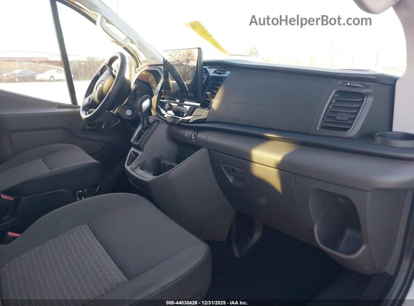 1FBAX2YG4PKA93587 2023 FORD PASSENGER White Widok wnętrza z przodu