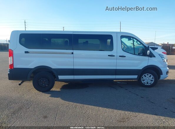 1FBAX2YG4PKA93587 2023 FORD PASSENGER White Widok wnętrza z tyłu