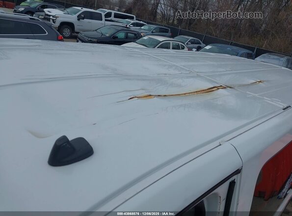 1FBAX2YG7PKB09068 2023 FORD PASSENGER White Widok z przodu